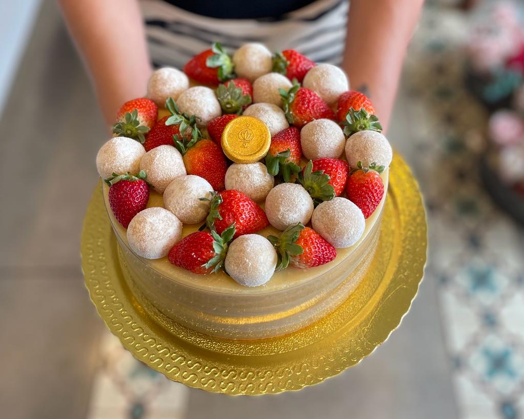 Fazendo bolo de aniversário p/ 30 pessoas Leite Ninho com morango